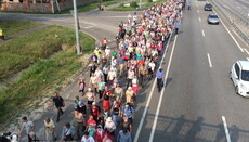 Радикали зустрічають Хресний хід біля села Стоянка під Києвом (ПРЯМА ТРАНСЛЯЦІЯ)