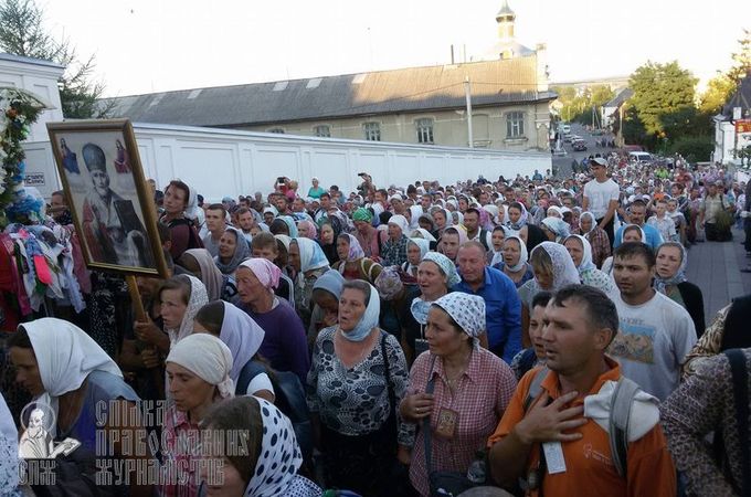 И пятимесячные, и 80-летние: тысячи крестоходцев пришли в Почаев