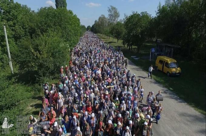 Более 10 тысяч верующих принимают участие в юбилейном Крестном Ходе на Почаев (ВИДЕО)