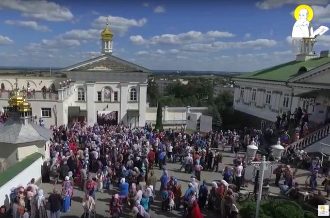 Почаев встречает 20 тысяч паломников из Каменца-Подольского