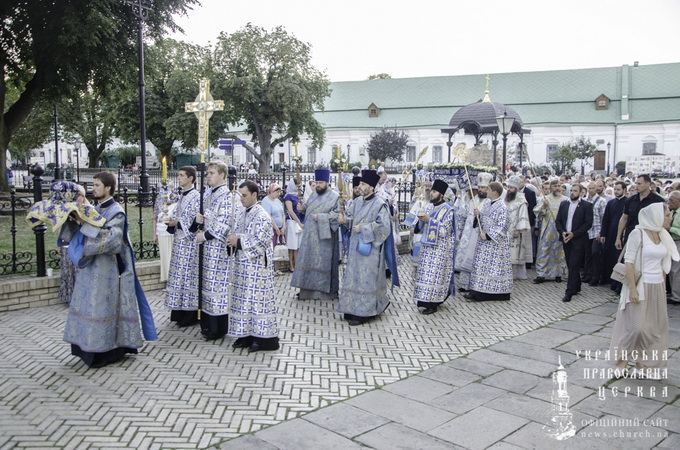 У Києво-Печерській Лаврі відбулося всенічне бдіння з чином погребіння Плащаниці Божої Матері (ФОТО)