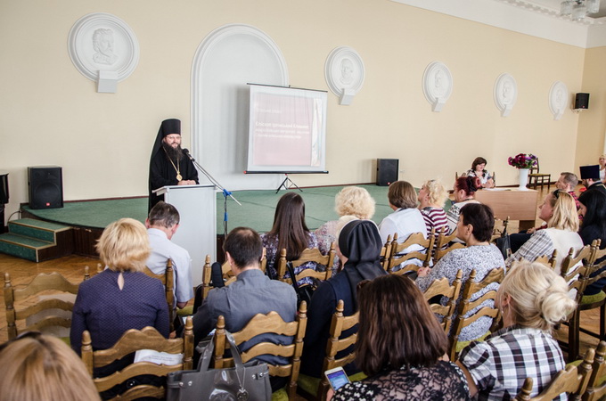 На Всеукраїнському круглому столі педагогів презентували шкільний підручник з християнської етики