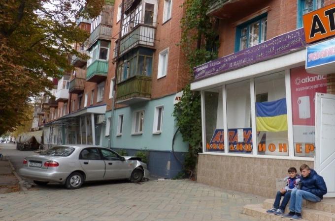 В єпархіальне управління УПЦ Олександрії врізався автомобіль