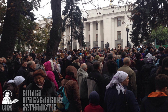 Біля Верховної Ради розпочалась молитва проти законопроекту № 4128 (ФОТО)