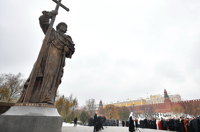 В Москве открыли памятник князю Владимиру