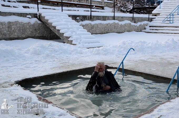 Верующие снова могут войти в воды чудотворного источника святой Анны (ВИДЕО)