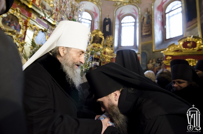 Brethren of Kiev-Pechersk Lavra greet Primate of the UOC on the Nativity of Christ