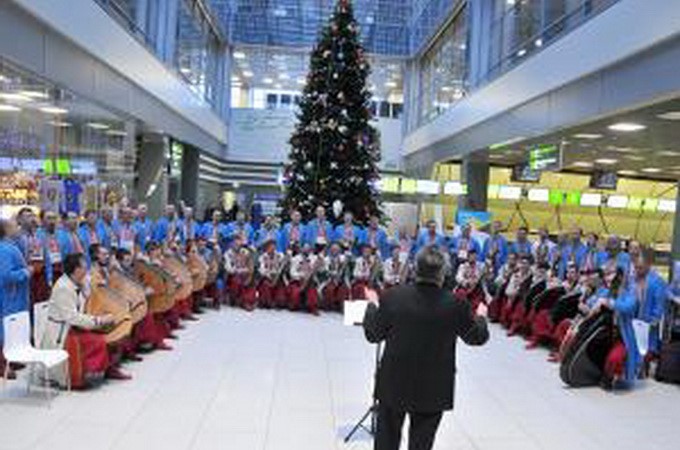 Bandore chapel sings Christmas carols at Zhuliany airport (VIDEO)