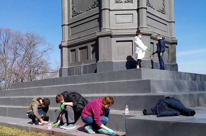 Seven do not wait for one: Kiev residents take on cleaning the monument to Prince Vladimir