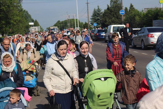 Верующие прошли 40 км Крестным ходом из Ужгорода в Мукачево (ФОТО)