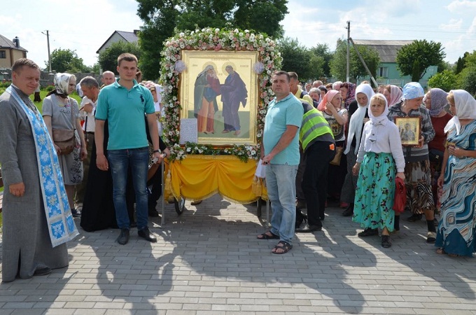 Более тысячи верующих вышли Крестным ходом из Ровно в скит праведной Анны (ВИДЕО)