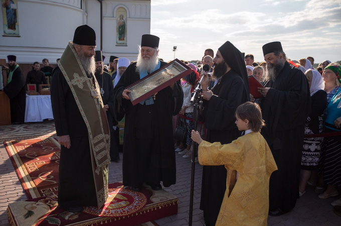 Предстоятель УПЦ встретил святыни из Афонского монастыря Ватопед (ФОТО)