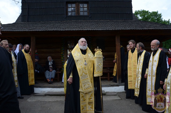 Єпископ Тихон очолив читання акафісту перед Благовіщенським храмом в Коломиї