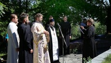 В Изюме у памятного знака «Скорбящая мать» прошел митинг-реквием 