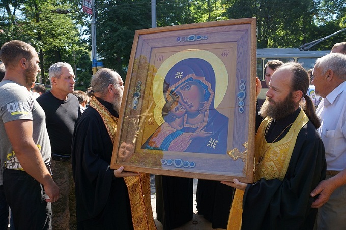 Над иконой Пресвятой Богородицы «Десятинная» в Черновцах произошло чудо (ВИДЕО)