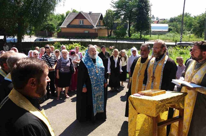 Епископ Тихон молитвенно поддержал прихожан Благовещенского храма в Коломые