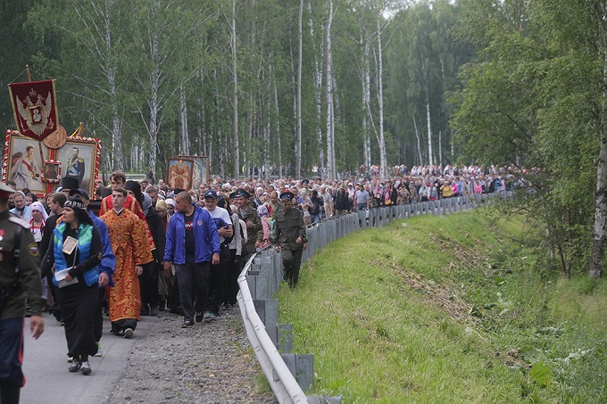 60 000 верующих в Екатеринбурге почтили память царской семьи Крестным ходом