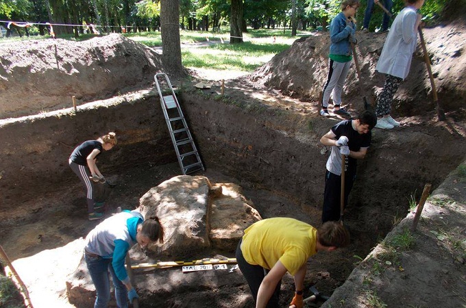 На территории монастырского подворья в Чернигове нашли уникальную печь