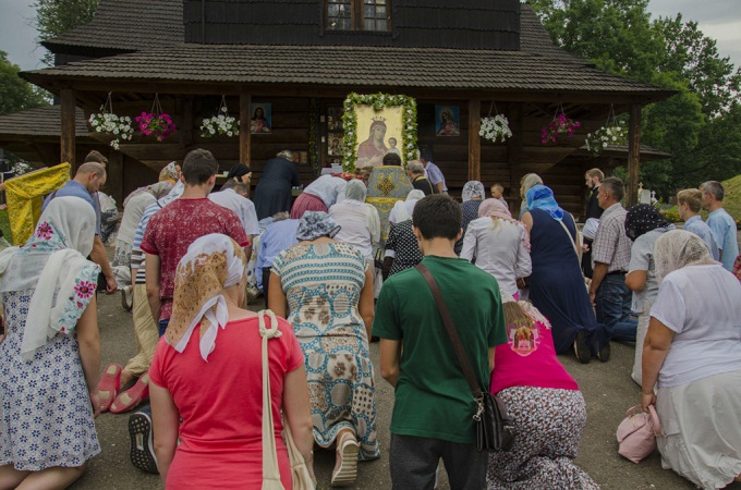 Біля стін храму в Коломиї віряни молилися перед іконою «Скоропослушниця»