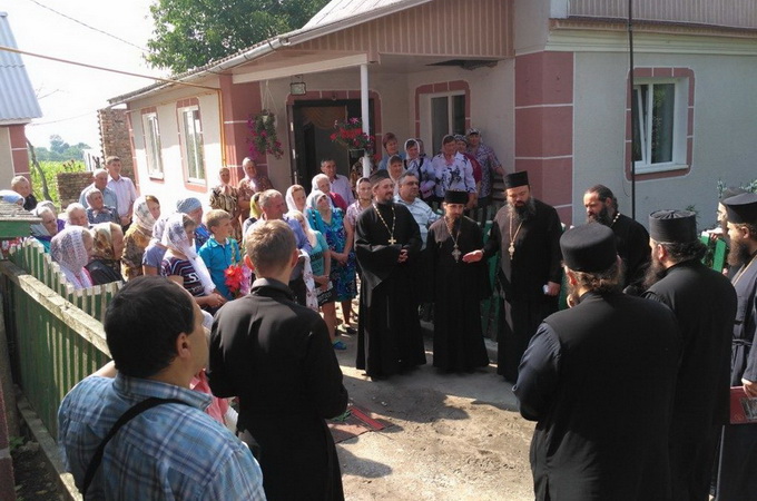 Priests from Cyprus come to support the community in Kinakhovtsy