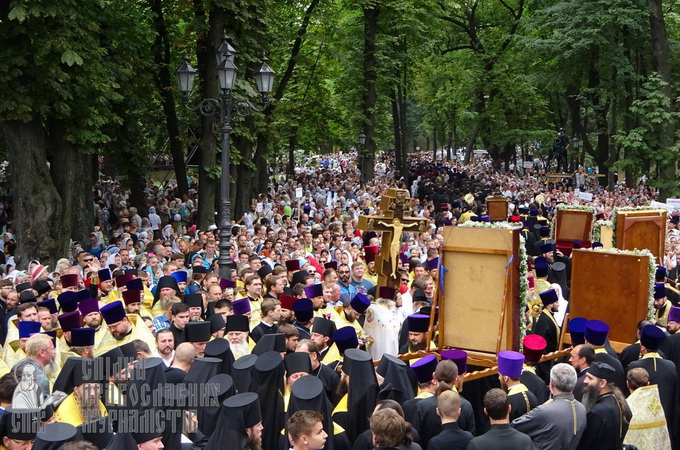 Молебень та Хресний хід у Києві: Бог допомагає вірним