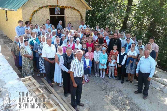 В селі Бутин пройшли перші богослужіння у тимчасовому храмі УПЦ (ФОТО)