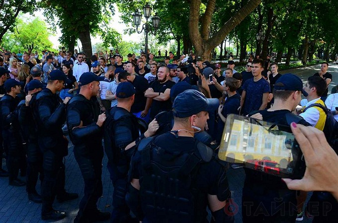 Right-wing radicals chase the gay-parade in Odessa