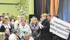 Parents in Korсhak protest against transfer of school to Catholics