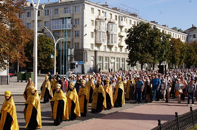 У Луганську хресним ходом за мир пройшли 5000 чоловік