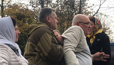 Despite threats, UOC believers praying at the walls of the seized church in Kolomyia