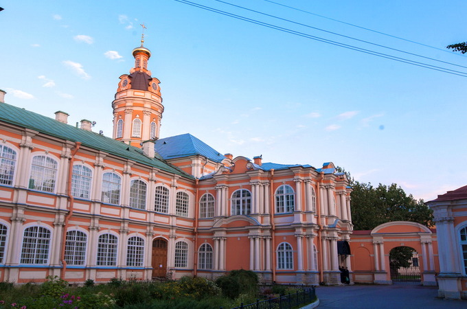 В Александро-Невской лавре возродили закрытую большевиками церковь