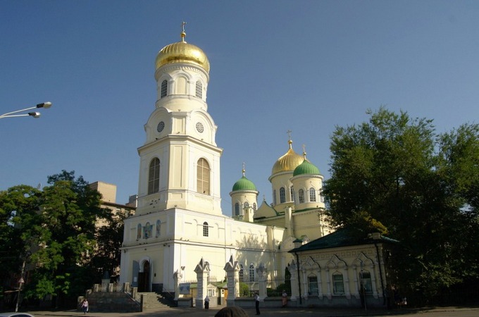 Radicals in Dnepr disrupt the divine worship in Holy Trinity Cathedral of the UOC