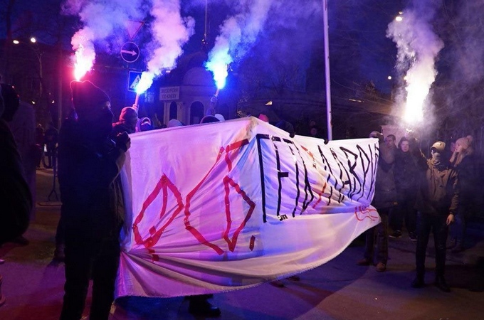 Nationalists from S14 block the entrance to Kiev-Pechersk Lavra