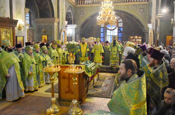 Тисячі вірян УПЦ молилися за мир у мощей прп. Лаврентія Чернігівського