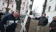 In Kiev center radicals dismantles memorial cross erected by UOC