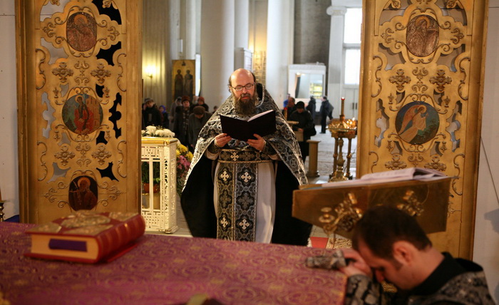 Священик читає заамвонну молитву, яка знаменує закінчення богослужіння