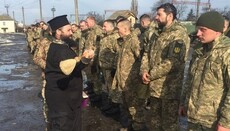 В Білій Церкві священик УПЦ благословив воїнів на проходження служби