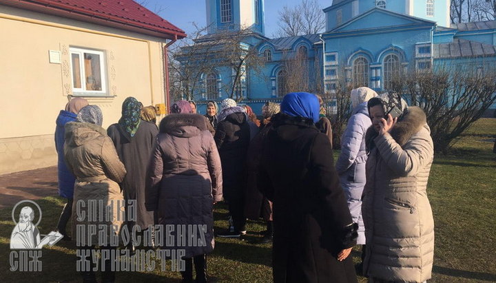 Парафіяни спостерігають за озброєними загарбниками з безпечної відстані