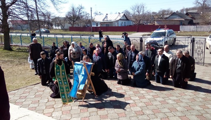 Біля заарештованого Свято-Успенського храму УПЦ вірні канонічної Церкви молилися, стоячи на колінах