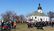 Православні байкери не дали зірвати молебень в монастирі УПЦ під Києвом