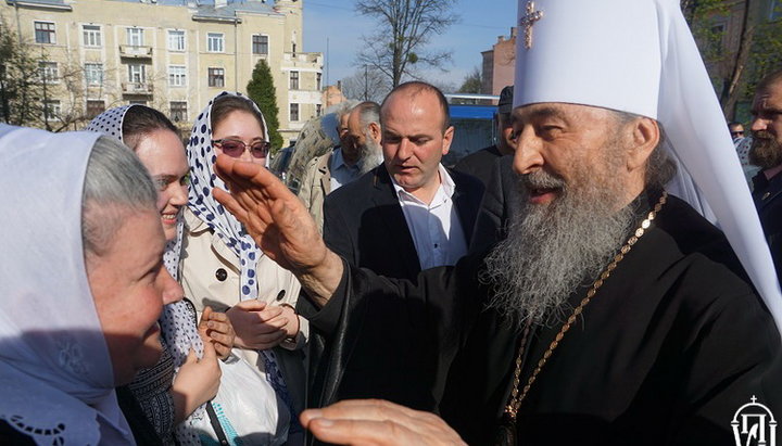 Блаженніший Митрополит Онуфрій привітав віруючих Чернівців з Пасхою