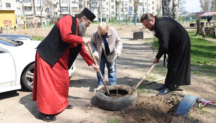 Митрополит Запорізький Лука висаджує дерева в Мелітополі