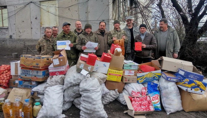 Священики та волонтери привезли на Донбас продукти харчування та одяг