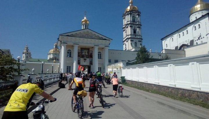 В Почаєві завершилось велопаломництво за міжконфесійний мир