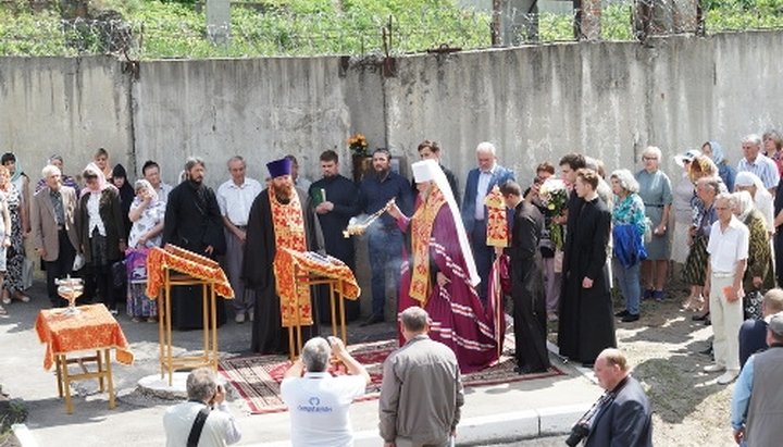 Молебень біля Феодосієвої криниці в Курську