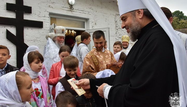 Митрополит Симеон привітав громаду храму із святковою подією