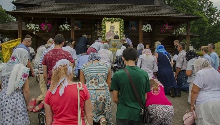 У 2017 році вірні УПЦ проводили багатогодинні молитовні стояння біля стін Благовіщенського храму