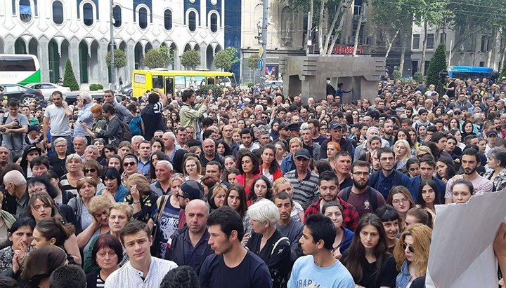 Акції протесту в Тбілісі біля будівлі парламенту