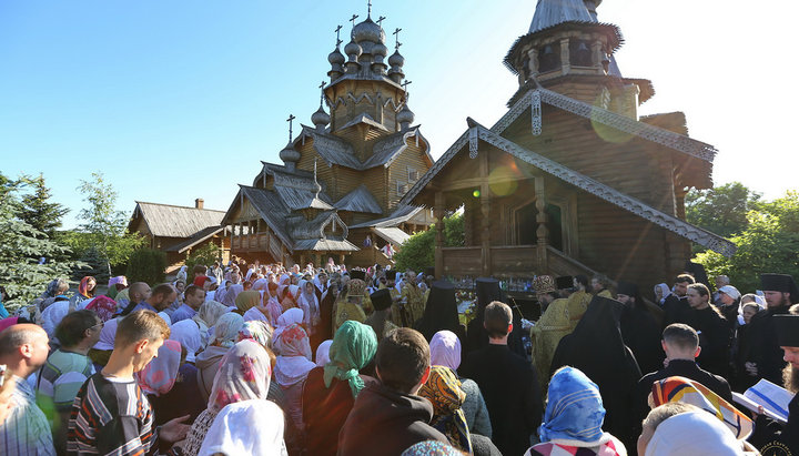 Паломники во Всехсвятском скиту Святогорской лавры