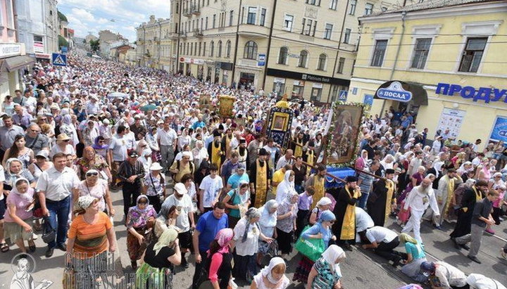 Церковь с народом